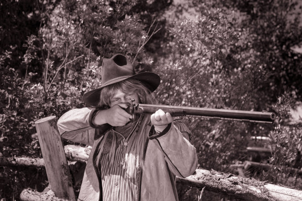 鹿皮牛仔瞄准老步枪的边远地区图片下载
