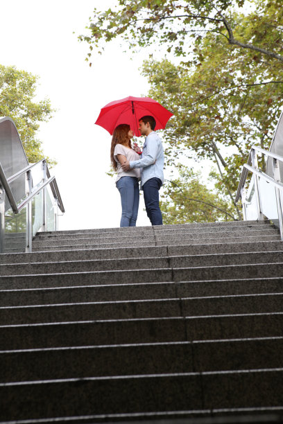 年轻的情侣一起在雨中图片下载
