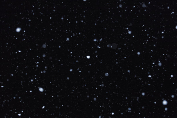 黑色背景上的雪素材图片