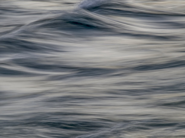 模糊流动的河流水运动模糊的背景图片下载
