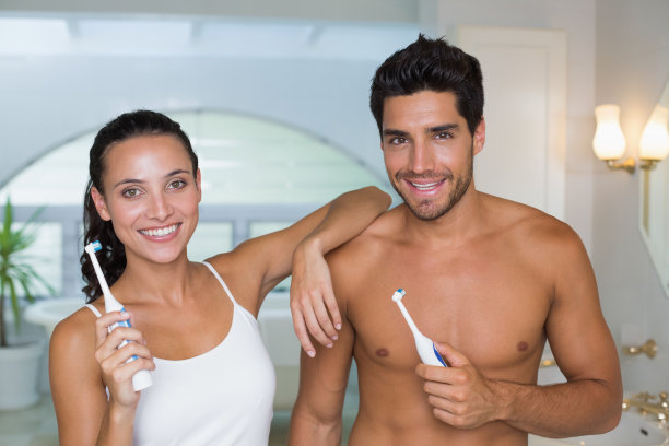 一对夫妇拿着牙刷微笑图片下载