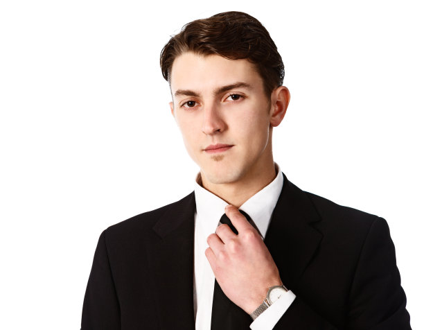 英俊的年轻人正整理他的领带图片下载