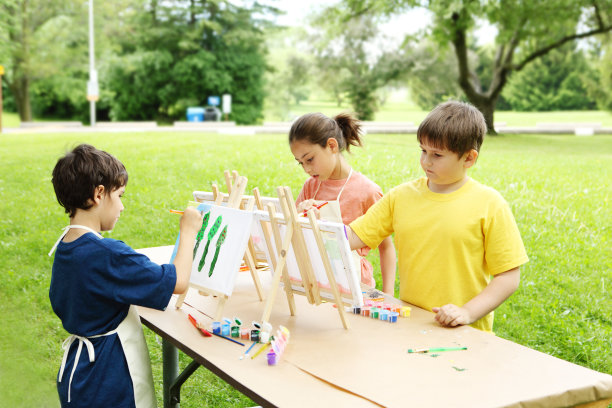 画画的孩子图片下载