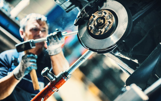 汽车修理工在工作。素材图片