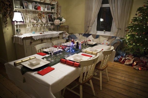 圣诞树和餐桌摆设图片下载