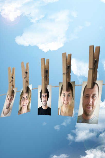 用晒衣夹挂在晾衣绳上的照片图片下载