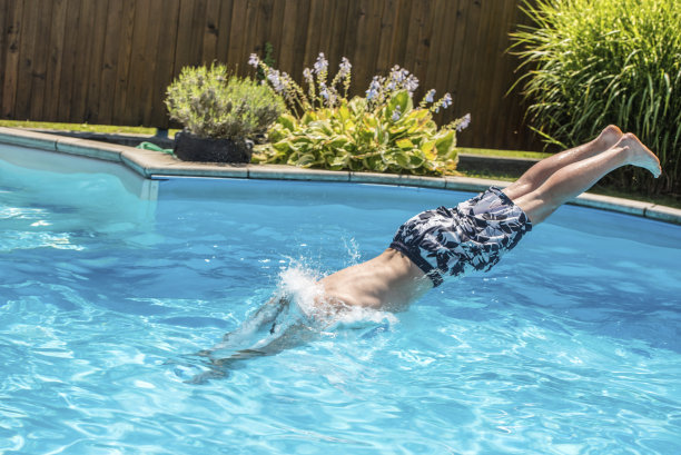 年轻男子跳水图片下载