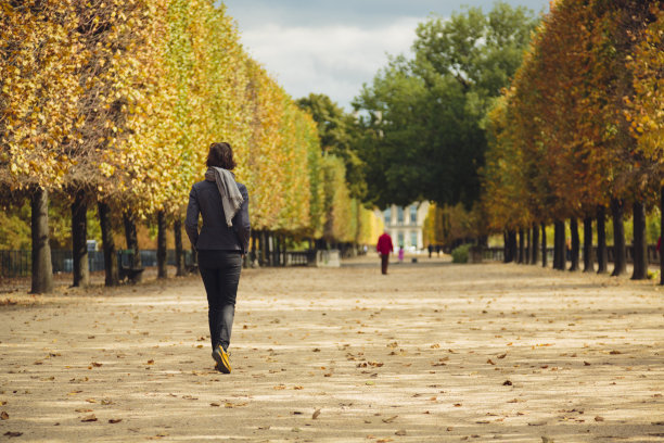 在法国巴黎杜伊勒里宫花园散步的女人。图片下载