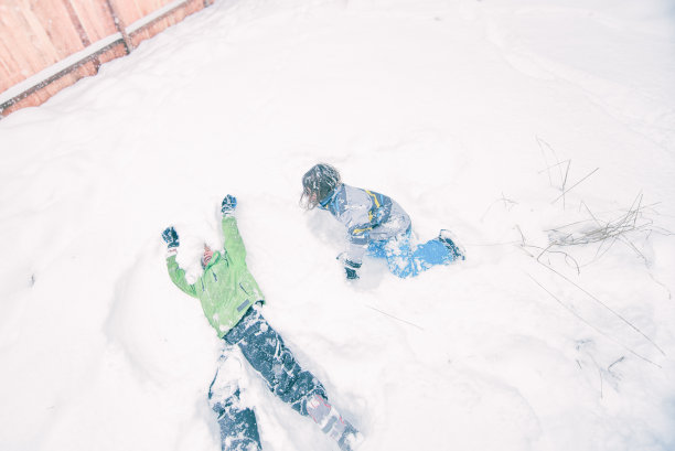 两个孩子一起在雪里玩图片下载