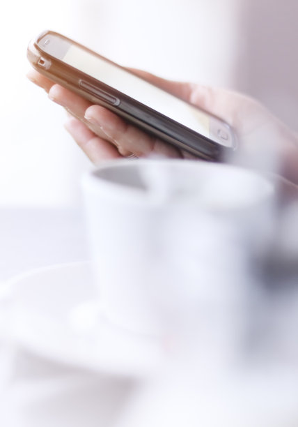 在咖啡馆用智能手机看书图片下载