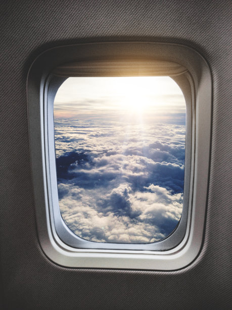 从飞机舷窗射来的阳光图片下载