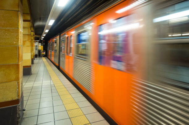 离开地铁素材图片