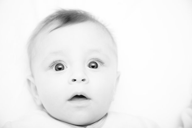 惊讶的婴儿脸黑白相间图片下载