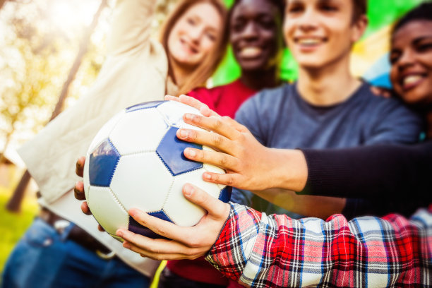 一群青少年支持巴西图片下载