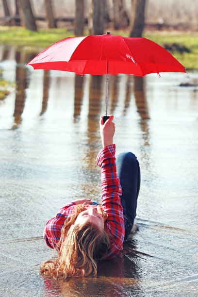 伞的女孩图片下载