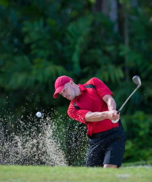 年轻的高尔夫球手在行动图片下载