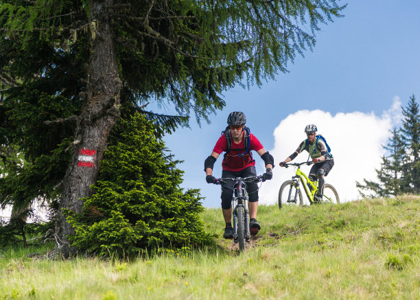 一名登山运动员从奥地利的卡琳西安下坡出发图片下载