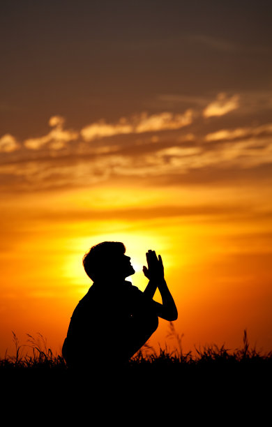 小男孩祈祷图片下载