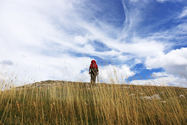 徒步旅行者爬上山顶图片下载