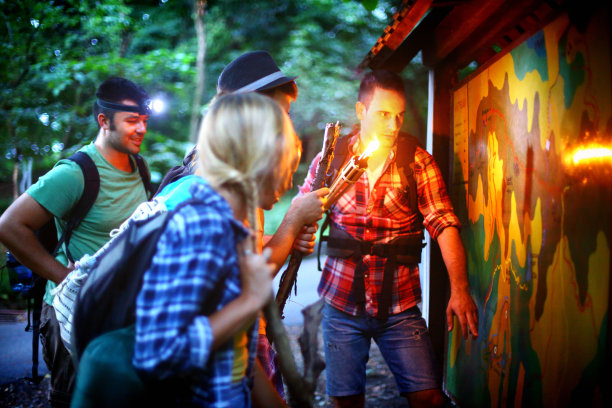 徒步旅行者看地图。图片下载