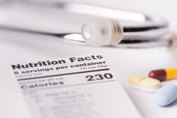 营养学家与健康饮食概念:带听诊器的营养标签图片下载