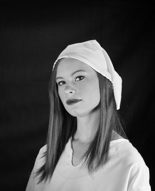 黑人和白人年轻成年女性图片下载