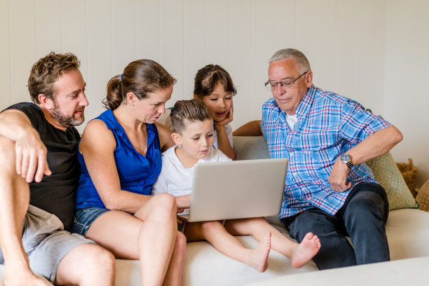 和爷爷一起看照片图片下载