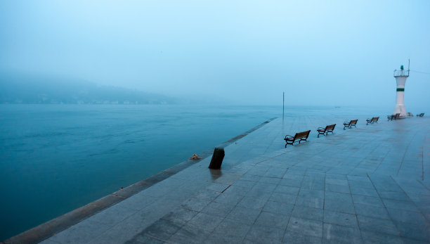 清晨薄雾中的空岸图片下载