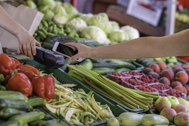 在农贸市场用智能手机付款图片下载