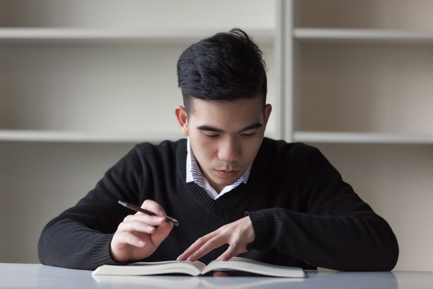 设计师在工作图片下载