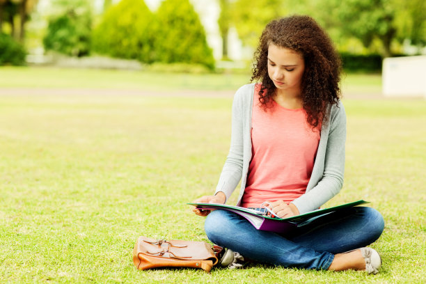 在校园广场上学习的女学生图片下载