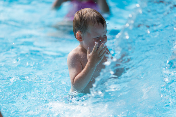 小男孩在水上公园图片下载