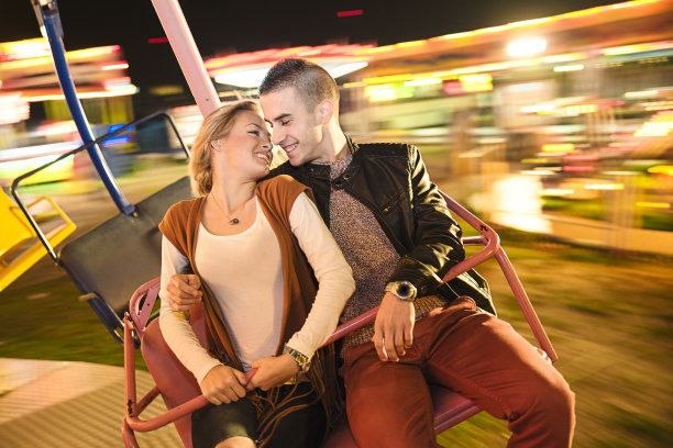 一对年轻的夫妇正在坐摩天轮图片下载