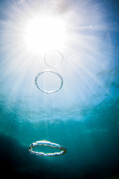 气泡环和太阳光图片下载