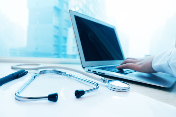 女医生使用笔记本电脑素材图片