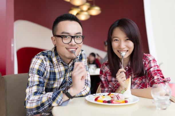 年轻夫妇在吃冰淇淋图片下载