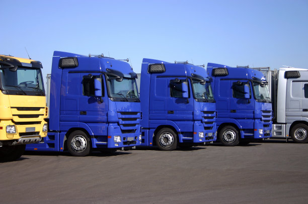 卡车排成一排图片下载