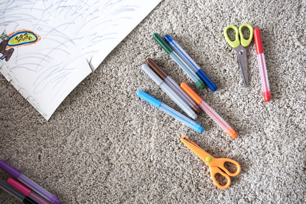 孩子在地板上画画图片下载