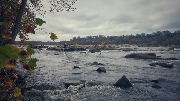 来自弗吉尼亚州里士满百丽岛的詹姆斯河岩石图片下载