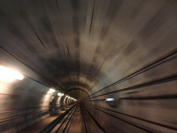 高速列车隧道图片下载