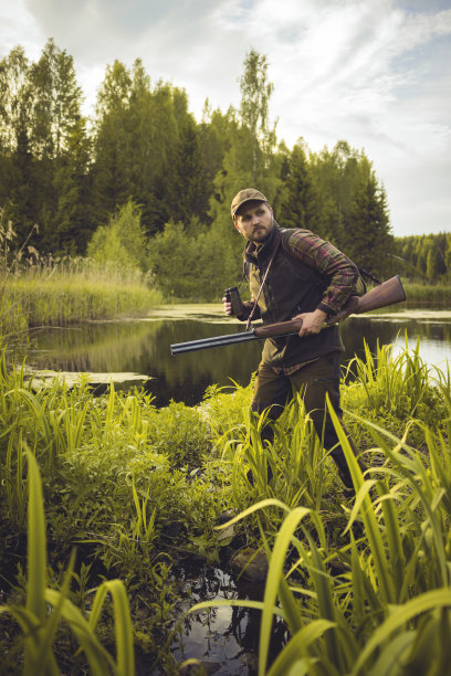 猎人探索森林和沼泽图片下载