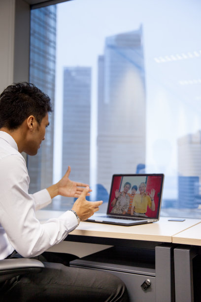 亚洲商人有一个视频电话图片下载