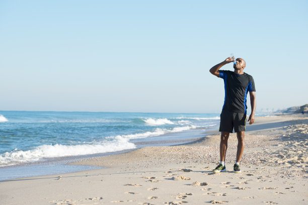 运动员喝水。图片下载