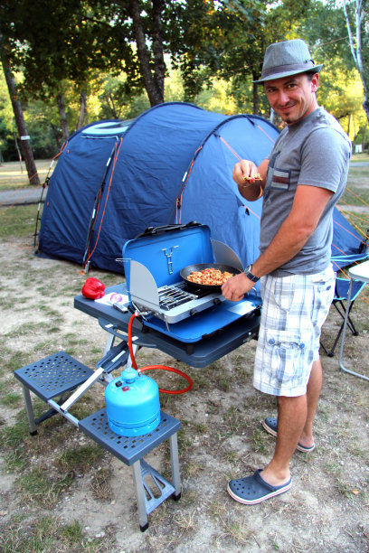 野营时做的晚餐。图片下载