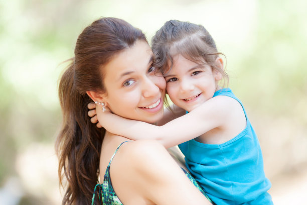 母亲和孩子图片下载