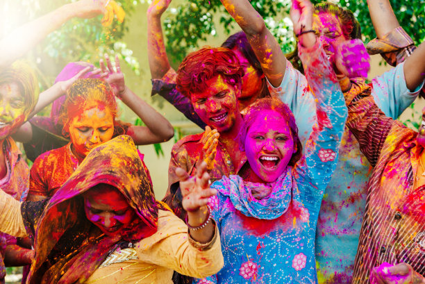 快乐的印度人庆祝胡里节图片下载