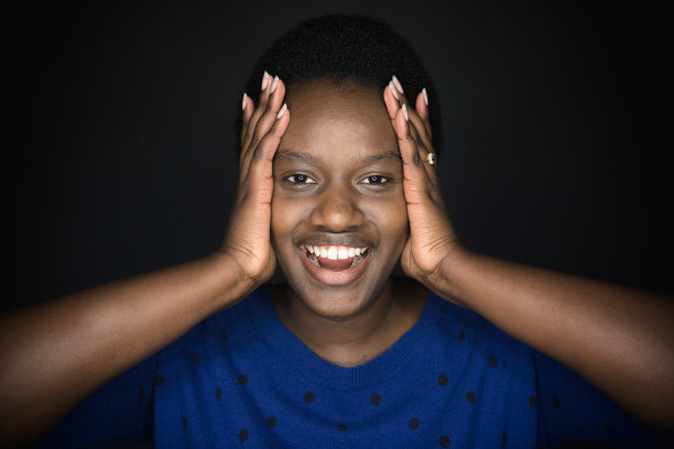 一个年轻的非裔美国妇女的肖像图片下载