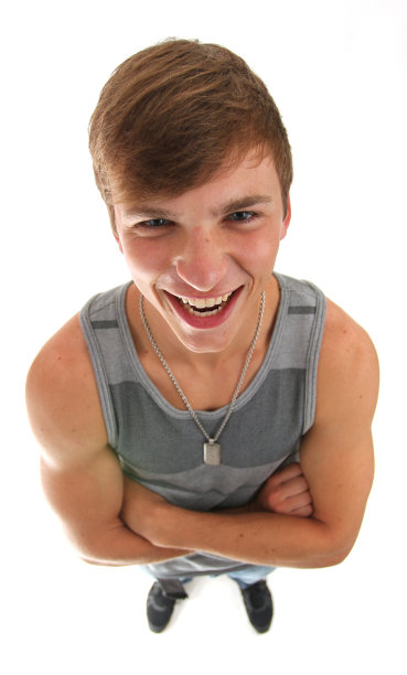 快乐微笑的少年图片下载