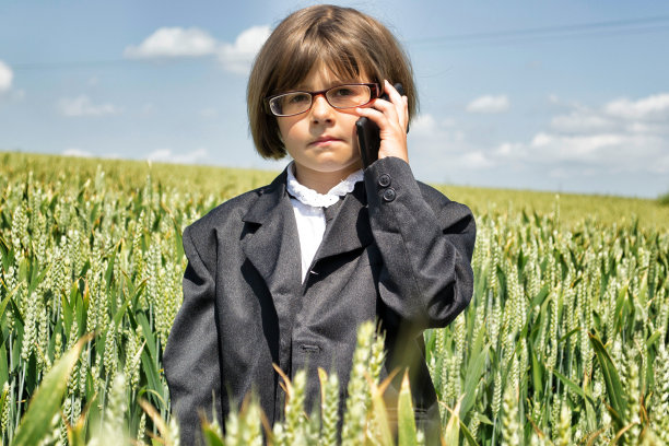 严肃的年轻商业女性图片下载