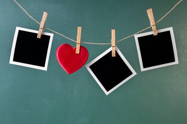 空白的即时照片和情人节玩具心图片下载